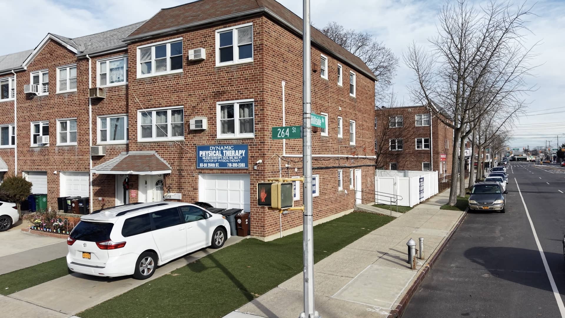 Exterior view of Dynamic Physical Therapy Glen Oaks clinic