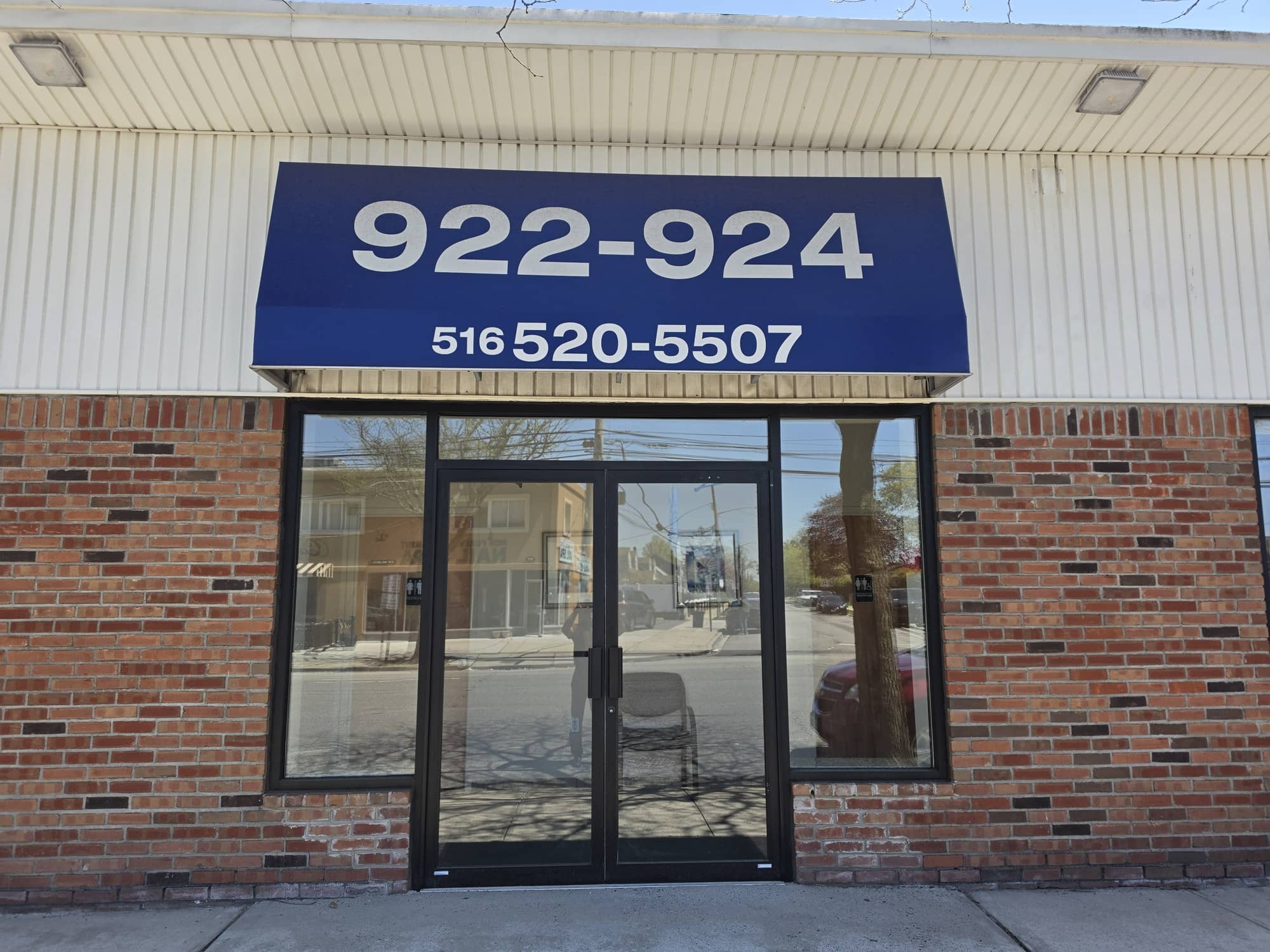 Entrance to the Massapequa clinic at 922-924 N Broadway